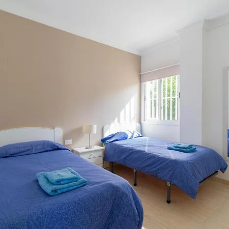 First Line - Parking Free Holiday home *