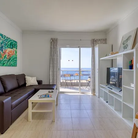 First Line - Parking Free Semesterbostad *