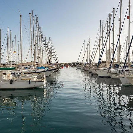 Semesterbostad First Line - Parking Free *